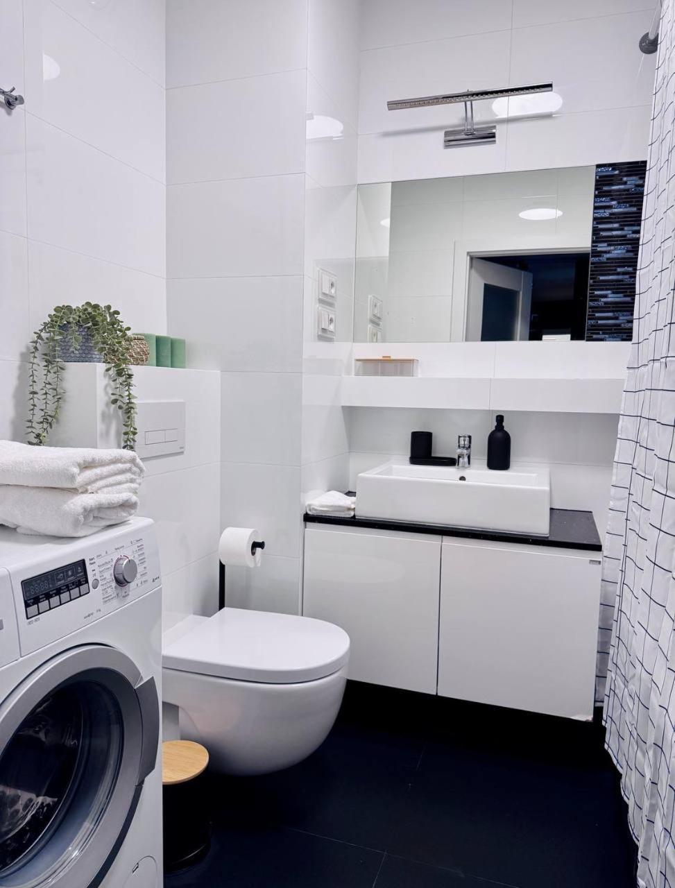 C- Home4U - Apartment With A City View Close To Aquapark, Parking In Secured Area Krakau Exterior foto