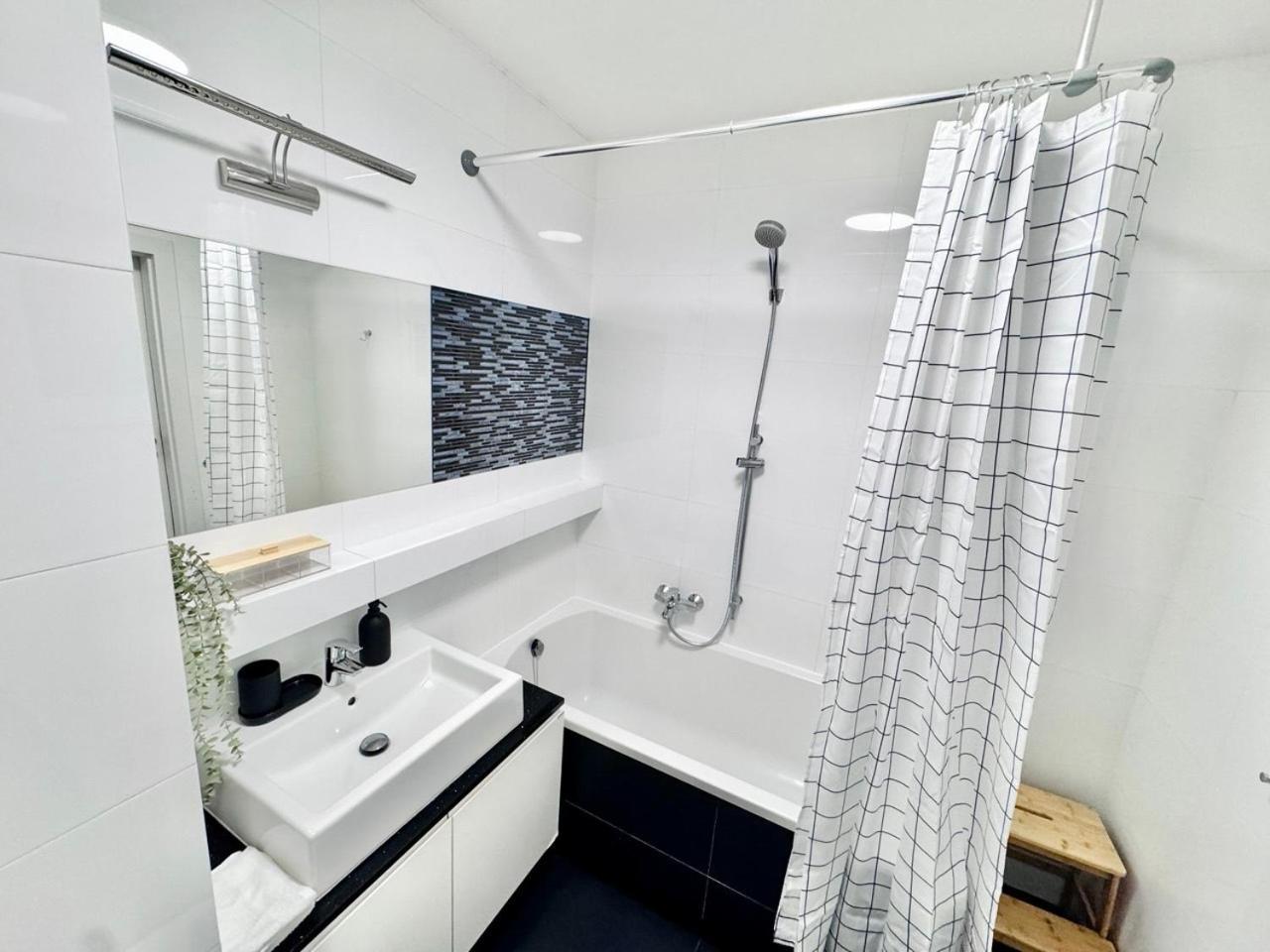 C- Home4U - Apartment With A City View Close To Aquapark, Parking In Secured Area Krakau Exterior foto
